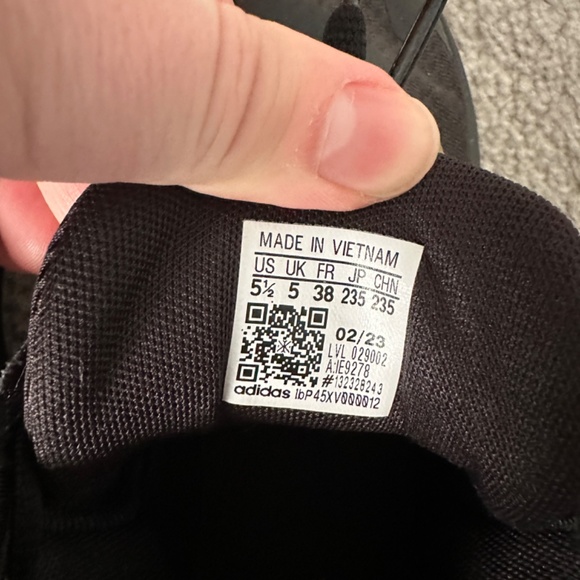 Addidas kids shoes size 5.5 youth - Picture 5 of 5